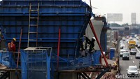 Pekerja melakukan pembangunan tol Jakarta Cikampek Elevated di Bekasi Barat, Selasa (26/6/2018).