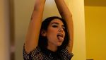 Dua Lipa Senang Banget Pose Melet, Sih?