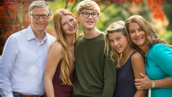 Bersama keluarganya yang terkaya nomor dua di dunia setelah keluarga Jeff Bezos. Foto: Instagram