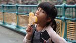 Lucunya Si Kecil Ulla, Anak Ersa Mayori Kalau Sedang Makan Sashimi dan Es Krim
