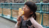 Lagi main ke Tokyo Disney Sea. Ulla terlihat mencicip es krim berbentuk wajah Mickey sambil berpose lucu. Foto: Instagram talullahmalaika