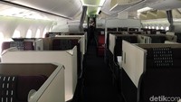 Beginilah penampakan kelas bisnis maskapai Japan Airlines. detikTravel yang harusnya hanya duduk di kursi Premium Economy beruntung karena diupgrade dan bisa menyicipi nyamannya kelas bisnis Japan Airlines (JAL). (Dina/detikTravel)