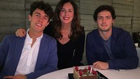 Bersama sang bunda dan kue cokelat berukuran kecil serta bertopping buah ceri ini jadi momen bertambahnya usia Alvaro ke 21 di tahun 2016. Foto: Instagram alvaroodriozola