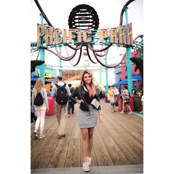 Ini foto Aurel saat berada di depan Pacific Park. Ini merupakan taman bermain di tepi pantai yang terkenal di California. (aurelie.hermansyah/Instagram) Ini foto Aurel saat berada di depan Pacific Park. Ini merupakan taman bermain di tepi pantai yang terkenal di California. (aurelie.hermansyah/Instagram)