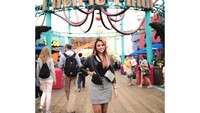 Ini foto Aurel saat berada di depan Pacific Park. Ini merupakan taman bermain di tepi pantai yang terkenal di California. (aurelie.hermansyah/Instagram)