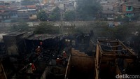 Petugas damkar masih menyisir lokasi kebakaran.