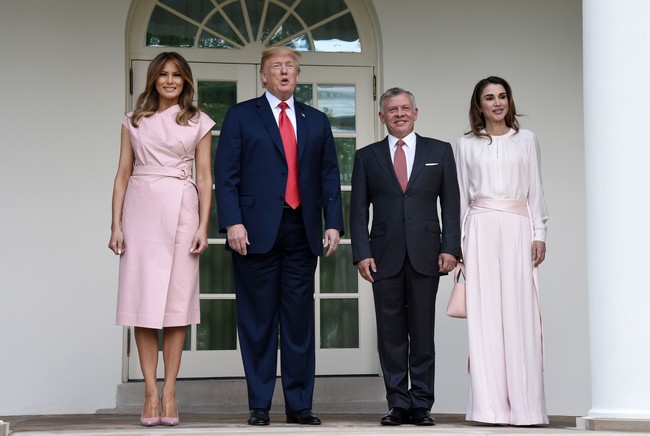 Bagian belt pada wrap dress Melania membingkai figurnya yang langsing. Foto: Dok. Getty Images