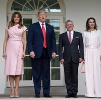 Bagian belt pada wrap dress Melania membingkai figurnya yang langsing. Foto: Dok. Getty Images