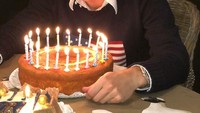Bek timnas Spanyol ini baru berusia 22 tahun, lho. Begini perayaan ulang tahun ke 22nya tepat pada 14 Desember 2017 lalu. Bukan dengan kue mewah maupun cantik. Hanya ada kue bolu bentuk bulat yang dikelilingi lilin kecil.  Foto: Instagram alvaroodriozola