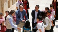 Selama kunjungannya ke Yordania, Pangeran William diajak berkeliling ke sejumlah ikon-ikon Yordania, salah satunya kota tua di Jerash ini. Terlihat Pangeran William akrab bersama anak-anak warga setempat didampingi Pangeran Hussein.  (dok. Reuters)