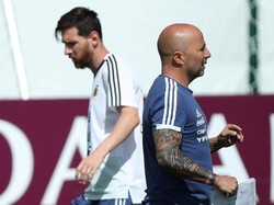 Nasib di ujung tanduk, Argentina ditimpa isu perpecahan antara pemain dan pelatih Jorge Sampaoli. REUTERS/Albert Gea.