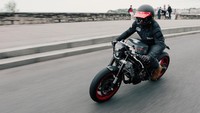 Chronos Joyride menampilkan bodywork aluminium serta penguat garpu depan dengan Motogadget Scope. Uniknya, warna motor ini mengambil warna vintage Lamborghini Aventador. Foto: Dok. Yamaha
