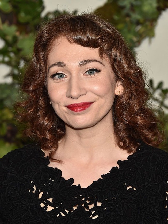 Regina Spektor memiliki darah Rusia dari ayah dan ibunya, dan ia juga lahir di Moskow, Rusia, meskipun kini menetap di Amerika Serikat. Musisi 38 tahun ini memiliki kecantikan klasik dan berkarakter tegas. Suaranya pun sangat khas dan unik. Foto: Getty Images