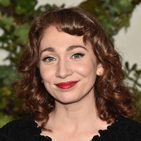 Regina Spektor memiliki darah Rusia dari ayah dan ibunya, dan ia juga lahir di Moskow, Rusia, meskipun kini menetap di Amerika Serikat. Musisi 38 tahun ini memiliki kecantikan klasik dan berkarakter tegas. Suaranya pun sangat khas dan unik. Foto: Getty Images