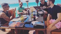 Menikmati cuaca cerah di pinggir pantai. Bernardo memilih santai bersama teman-temannya sambil menikmati minuman dingin. Ia memilih sebotol soda dingin. Foto: Instagram @bernardocarvalhosilva