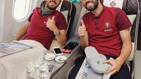 Bersiap terbang untuk pertandingan bola. Bernardo menikmati makanan ringan dan segelas air mineral. Foto: Instagram @bernardocarvalhosilva