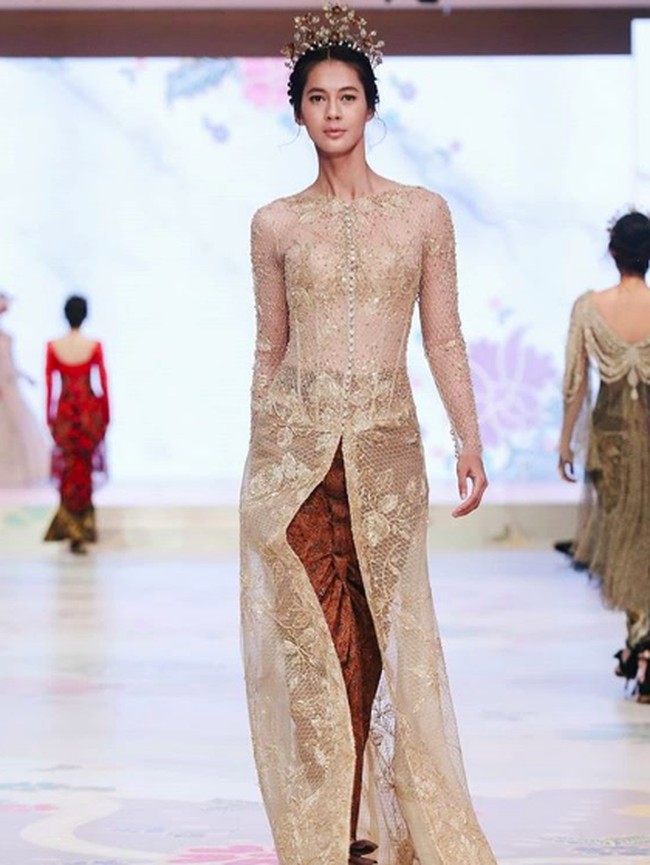 Penampilannya bagai putri dalam balutan kebaya elegan dari Eddy Betty. Foto: Dok. Instagram/Paula Verhoeven