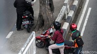 Sebagian pengendara nekat naik melalui pembatas jalan.