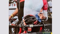 One of my favorite shot!!!, tulis Kelly di keterangan foto ini. Wah, foto favorit Kelly ternyata saat ia menenggak minuman usai menyelesaikan triathlon di Bali. Foto: Instagram kelly_tandiono