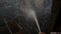 Insiden tersebut membuat sejumlah rumah hangus terbakar.