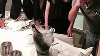 Lagi-lagi makan bersama keluarganya. Kali ini mereka sengaja makan malam untuk menyambut tahun 2015. Foto: Instagram alvaroodriozola