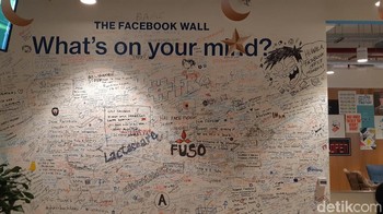 Di area kantin juga terdapat Write Something Wall yang bisa dimanfaatkan pengunjung untuk meninggalkan pesan mereka. (Foto: detikINET/Virgina Maulita Putri)