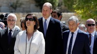 Dalam kunjungannya ke Israel, Pangeran William juga mengunjungi Pusat Peringatan Holocaust Dunia Yad Vashem di Yerusalem. Pangeran William didampingi Ketua Yad Vashem, Avner Shalev.  (dok. Reuters)