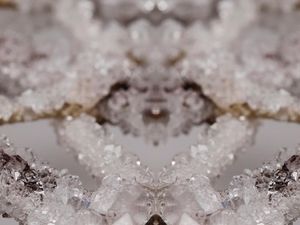 Keren Banget! Mahasiswi Ini Ciptakan Aksesori Kristal Dari Cairan Tubuh