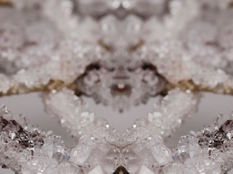 Keren Banget! Mahasiswi Ini Ciptakan Aksesori Kristal Dari Cairan Tubuh