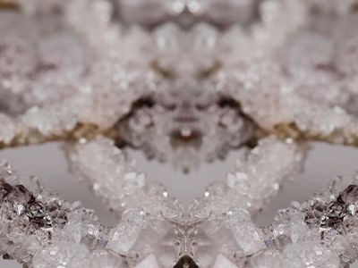 Keren Banget! Mahasiswi Ini Ciptakan Aksesori Kristal Dari Cairan Tubuh