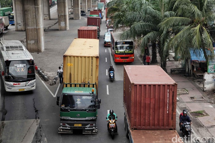 Aktivitas truk kontainer di Jakarta Utara kembali beroperasi. Kini truk-truk tersebut sudah memenuhi jalan di kawasan Tanjung Priok.