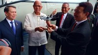 Menteri Pertahanan RI Ryamizard Ryacudu dan Duta Besar Luar Biasa dan Berkuasa Penuh Republik Indonesia (LBBP RI) untukRepublik Filipina merangkap Republik Kepulauan Marshall dan Republik Palau, Sinyo Harry Sarundajang turut pula hadir untuk menyaksikan serah terima dua unit pesawat NC212i Philippine Air Force. Istimewa/PT Dirgantara Indonesia.