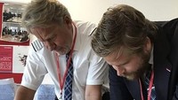 Bekerja bersama sang Ayah tidak membuat Erik gugup. Erik menganggap sang Ayah rekan kerja yang profesional, meski sang Ayah terbilang senior. (dok. Chase Burns/Norwegian)