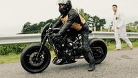 Si banteng ini hadir dengan frame yang dimodifikasi, garpu depan yang dipendekkan, lampu full LED, display kamera LCD sebagai pengganti kaca spion dan pelek unik warna hitam. Foto: Dok. Yamaha