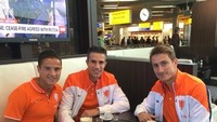 Sambil menunggu penerbangan selanjutnya, Robin bersama rekan satu timnya, asyik menikmati secangkir kopi hangat di bandara. Foto: Instagram @robinvanpersie
