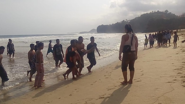 Siswa Madrasah Di Malang Tewas Ditelan Ombak Pantai Nganteb