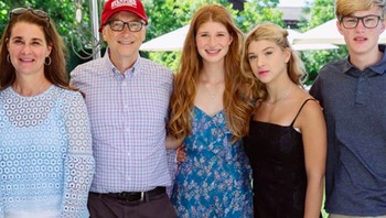 Seluruh keluarga menghadiri perayaan kelulusan Jennifer. Tampak Bill Gates, istrinya Melinda, adik Jennifer yang bernama Phoebe serta Rory si bungsu. Foto: Instagram