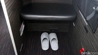 Ditambah dengan bantal, selimut, dan sandal traveler serasa tidak sedang berada di atas pesawat. Selain itu, traveler juga disediakan amenities untuk perlengkapan bersih-bersih di pagi hari seperti gosok gigi, pasta gigi juga handuk hangat. (Dina/detikTravel)