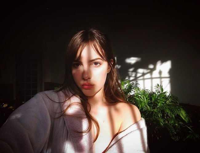 Banyak netizen yang mengira bahwa Jhulia telah berusia 20-25an tahun. Namun faktanya, ia masih remaja dan baru menginjak usia 18 tahun. Foto: Instagram @jhulia_pimentel