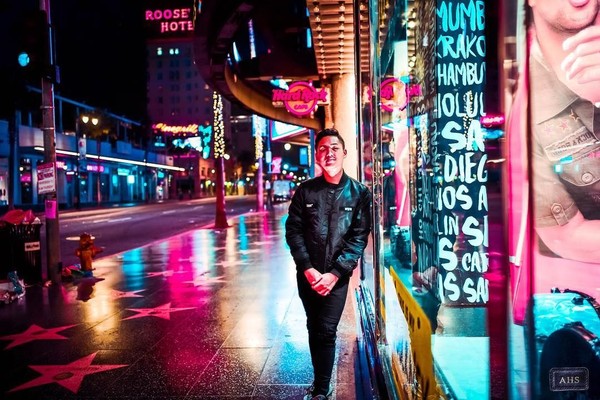 The Hollywood Walk of Fame merupakan lokasi dimana terdapat lebih 2.600 bintang keemasan bertulisan tokoh dan artis terkenal di dunia di tanam di trotoar. Gaya Azriel boleh juga! (ananghijau/Instagram) The Hollywood Walk of Fame merupakan lokasi dimana terdapat lebih 2.600 bintang keemasan bertulisan tokoh dan artis terkenal di dunia di tanam di trotoar. Gaya Azriel boleh juga! (ananghijau/Instagram)