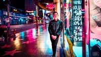 The Hollywood Walk of Fame merupakan lokasi dimana terdapat lebih 2.600 bintang keemasan bertulisan tokoh dan artis terkenal di dunia di tanam di trotoar. Gaya Azriel boleh juga! (ananghijau/Instagram)