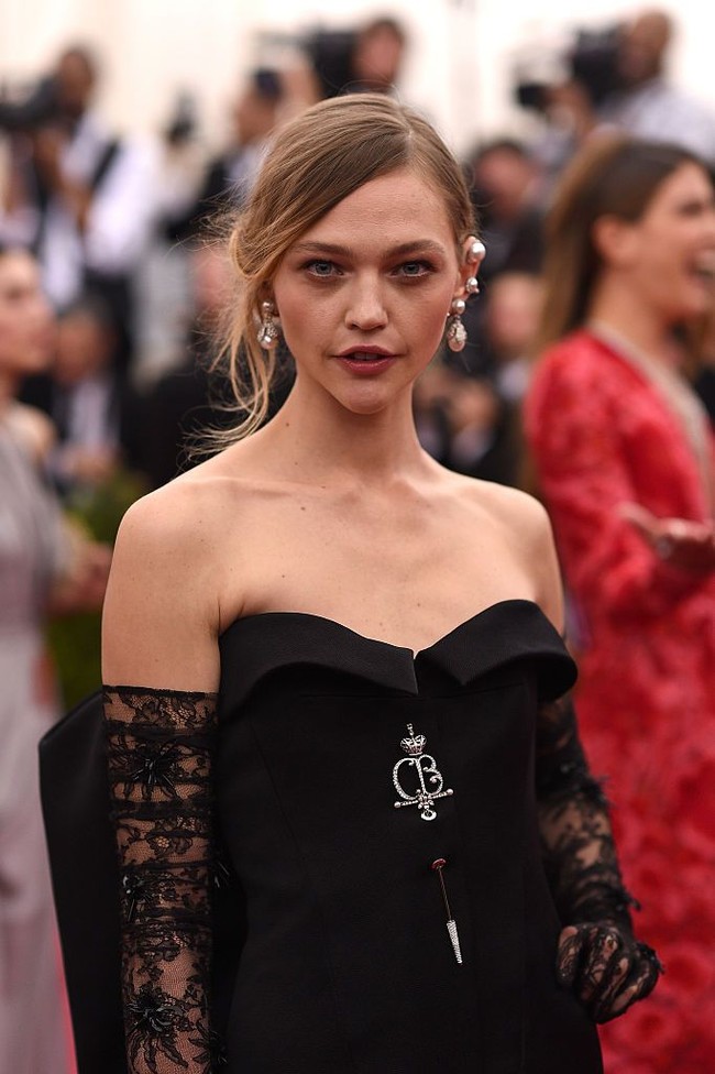 Aktris dan model Sasha Pivovarova mendapatkan popularitas setelah menjadi model fashion terlama untuk Prada. Wanita 33 tahun ini telah muncul di 19 pemotretan kampanye Prada, hanya dalam rentang waktu satu tahun. Ia mengawali karier sebagai aktris lewat film In Time bersama Justin Timberlake dan Amanda Seyfried. Foto: Getty Images