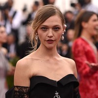 Aktris dan model Sasha Pivovarova mendapatkan popularitas setelah menjadi model fashion terlama untuk Prada. Wanita 33 tahun ini telah muncul di 19 pemotretan kampanye Prada, hanya dalam rentang waktu satu tahun. Ia mengawali karier sebagai aktris lewat film In Time bersama Justin Timberlake dan Amanda Seyfried. Foto: Getty Images