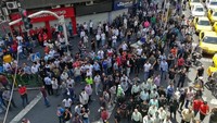 Ribuan orang ikut berunjuk rasa di jalan-jalan ibu kota Iran tersebut pada Minggu (24/6) lalu. Polisi sempat menembakkan gas air mata ke arah para demonstran saat mereka mendesak ingin berdemo di depan gedung (Atta Kenare/AFP)