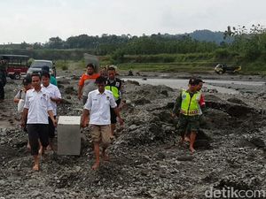 Di Brebes, Petugas Kirim Logistik Harus Seberangi 2 Sungai