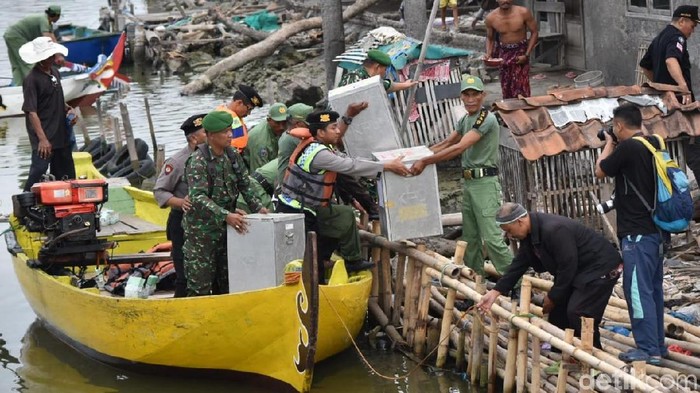 Dandim dan Kapolres Demak Ikut Antar Logistik Pilkada Pakai Perahu
