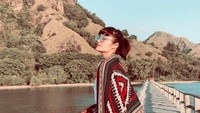 Saat traveling, ia tetap berpose dengan gaya yang cantik nan fashionable (sitibadriahh/Instagram)