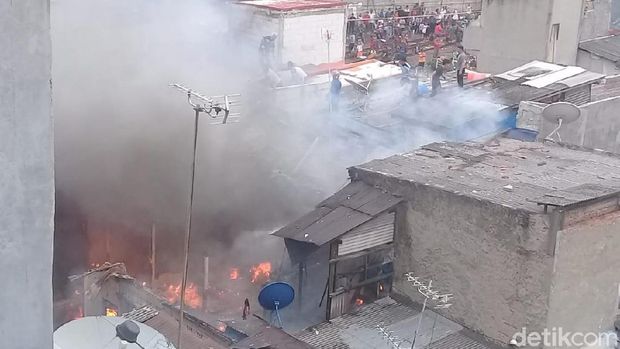 kebakaran di Johar Baru terjadi sejak pukul 13.30 WIB.