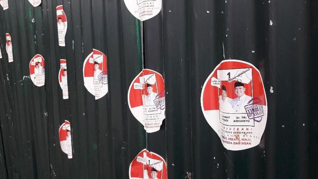 Stiker paslon masih menempel