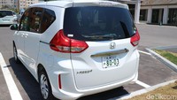 Freed terbaru ini memiliki desain yang berbeda dari versi lamanya. Hanya saja kalau melihatnya secara sekilas, kita masih bisa mengidentifikasi kalau mobil itu adalah Freed. Foto: Dina Rayanti